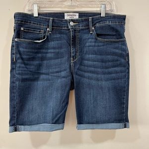 Denizen, mid rise, Bermuda short, size 16, waist 33.